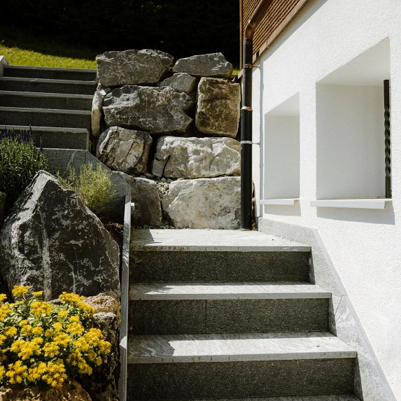 Umgebungsarbeiten mit Steintreppe; Künzi + Knutti AG, Bild: Anja Zurbrügg Photography