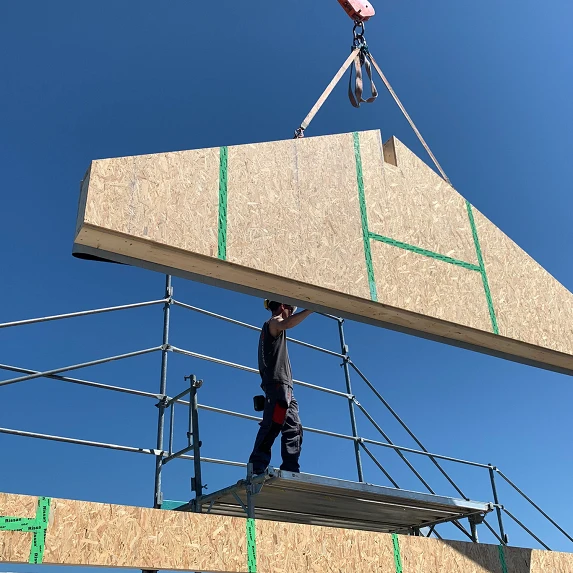 Aufrichten EFH mit Holzmodulen; Künzi + Knutti AG