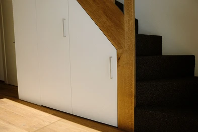 Treppenschrank geschlossen; Bild: Anja Zurbrügg Photography