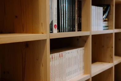 Büchergestell; Bild: Anja Zurbrügg Photography