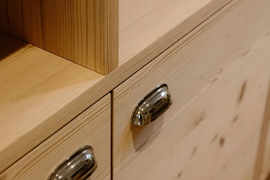 Büchergestell mit Schubladen; Bild: Anja Zurbrügg Photography