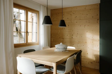 Küche moosgrün mit Holz; Bild: Anja Zurbrügg Photography