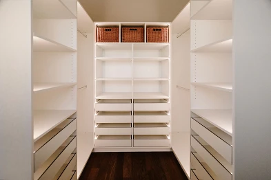 Begehbarer Wandschrank; Bild: Anja Zurbrügg Photography