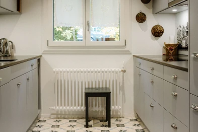 Küche französisch Landhaus-Stil; Bild: Anja Zurbrügg Photography