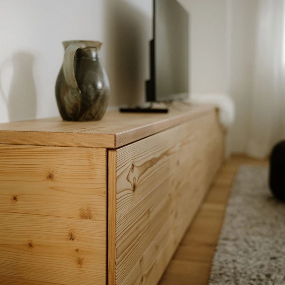 TV-Möbel Fichte gedämpft; Bild: Anja Zurbrügg Photography