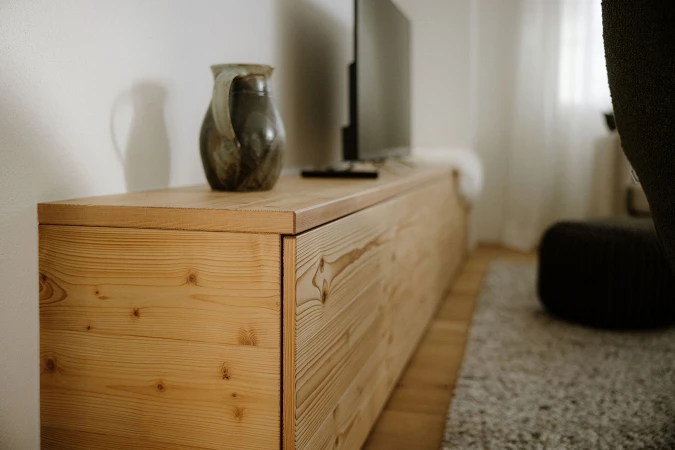 TV-Möbel Fichte gedämpft; Bild: Anja Zurbrügg Photography