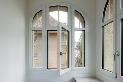 Rundbogenfenster offen; Bild: Anja Zurbrügg Photography