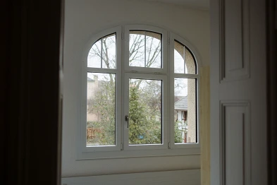 Rundbogenfenster; Bild: Anja Zurbrügg Photography