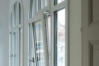 Rundbogenfenster gekippt; K+K, Bild: Anja Zurbrügg Photography