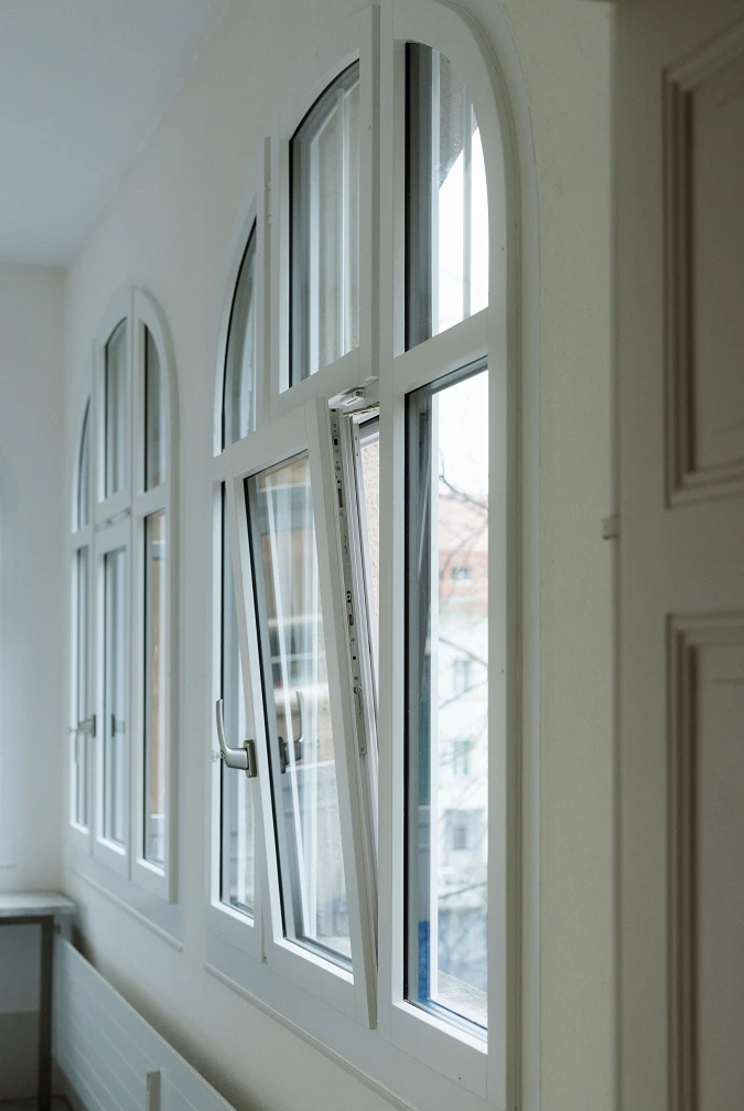 Rundbogenfenster gekippt; K+K, Bild: Anja Zurbrügg Photography