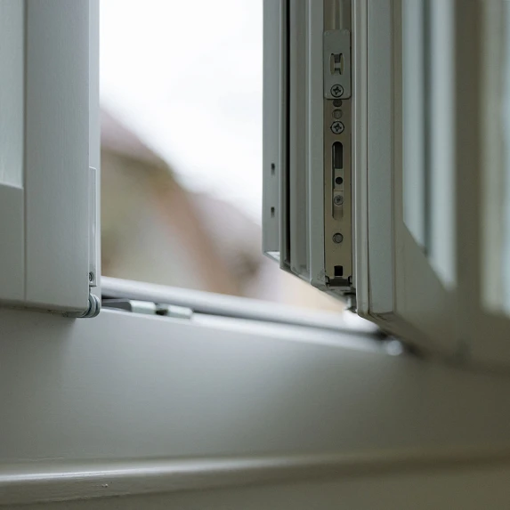 Rundbogenfenster Detail; Bild: Anja Zurbrügg Photography