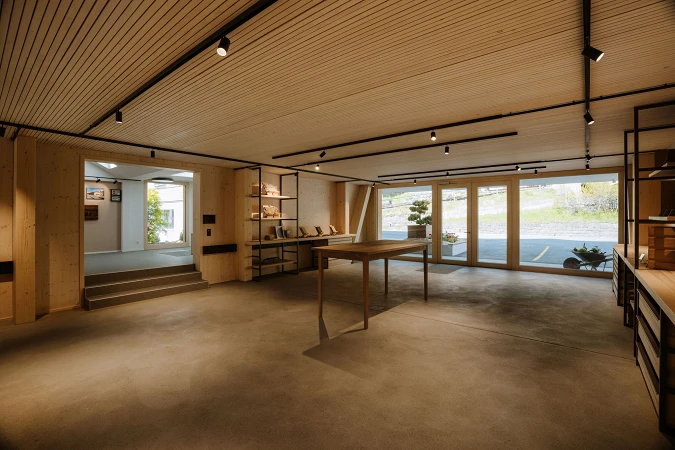 Eingangsfront und Ausstellung im Parterre; Raumforum GmbH, Bild: Anja Zurbrügg Photography