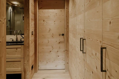 Gang mit Einbauschränken; Innenarchitekt:in: HattemerPartner GmbH, Bild: Anja Zurbrügg Photography