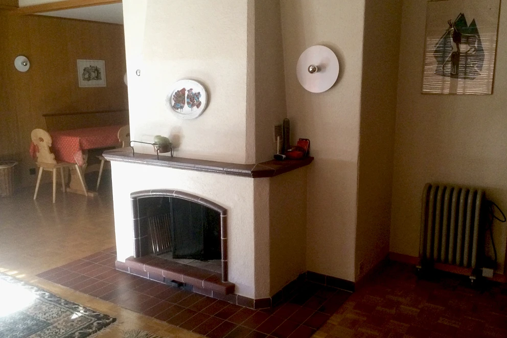 Wohnzimmer Cheminée vor dem Umbau; Bild: Künzi + Knutti AG
