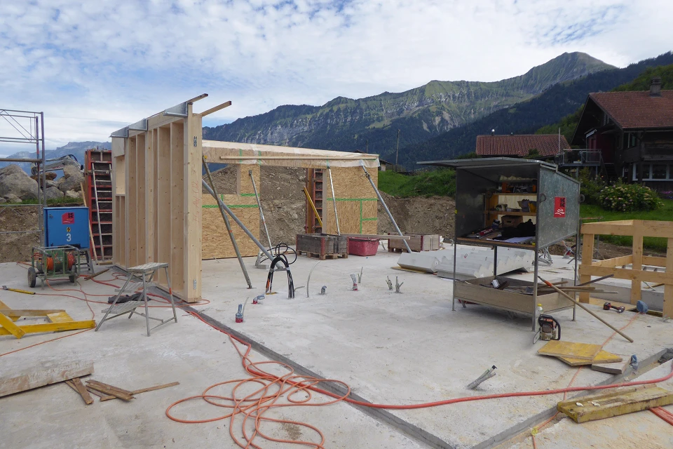 Holzbau aufrichten EG; Bild: Künzi + Knutti AG