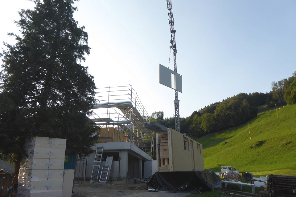 Holzbau aufrichten; Bild: Künzi + Knutti AG