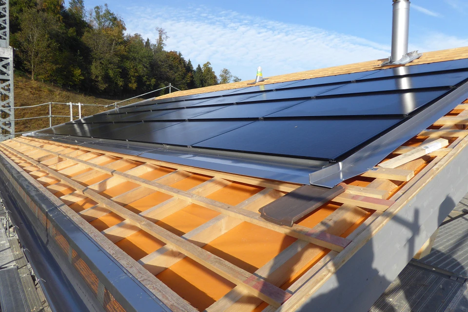 Holzbau aufrichten Dach mit Solar; Bild: Künzi + Knutti AG