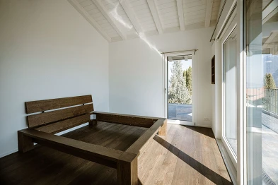 Schlafzimmer mit Eichenbett; Bild: Anja Zurbrügg Photography