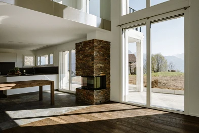 Wohn-Essbereich mit Galerie; Bild: Anja Zurbrügg Photography