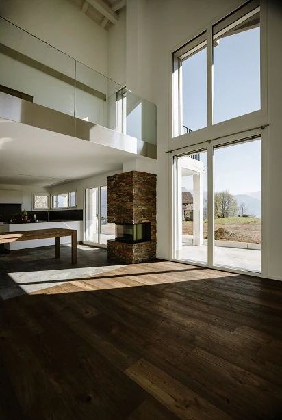 Wohn-Essbereich mit Galerie; Bild: Anja Zurbrügg Photography