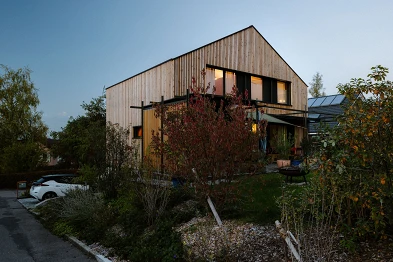 Aussenansicht in der Dämmerung; Bild: Anja Zurbrügg Photography