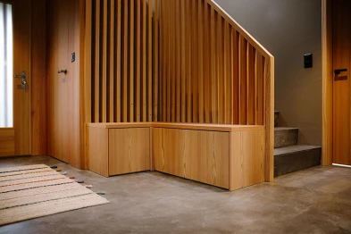 Garderobe und Eingangsbereich; Bild: Anja Zurbrügg Photography