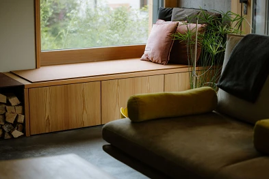 Fensterlounge mit Möbel; Bild: Anja Zurbrügg Photography