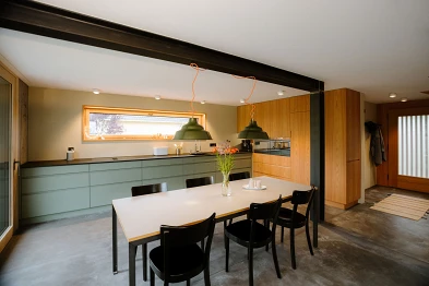 Küche und essbereich türkis mit Holz; Bild: Anja Zurbrügg Photography