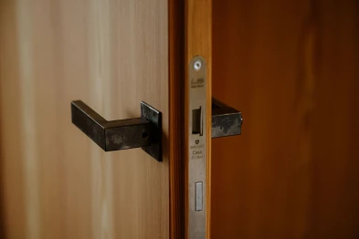 Türe mit Türgriff; Bild: Anja Zurbrügg Photography