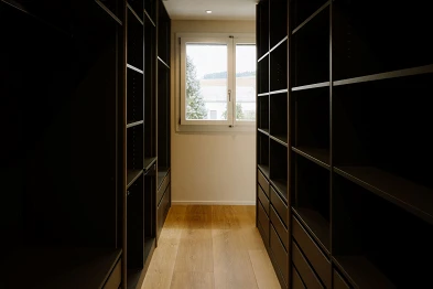 Begehbarer Wandschrank; Künzi + Knutti AG, Bild: Anja Zurbrügg Photography