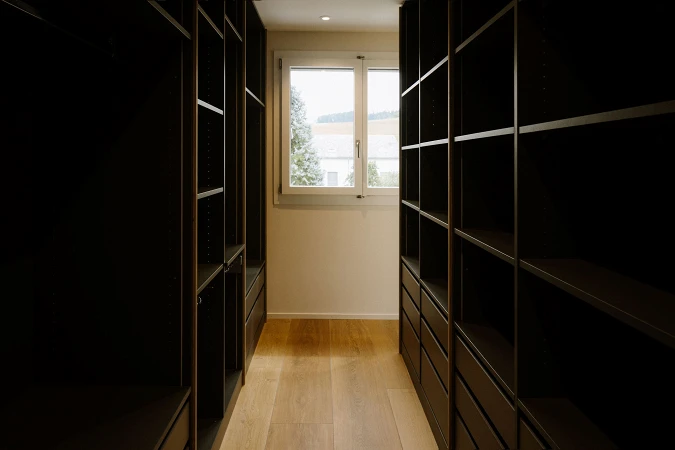 Begehbarer Wandschrank; Künzi + Knutti AG, Bild: Anja Zurbrügg Photography