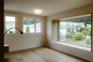 Fenster mit mit Sitzbank; Bild: Anja Zurbrügg Photography
