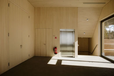 Korridor mit Treppenaufabgang; Geissbühler Architekten AG, Bild: Anja Zurbrügg Photography