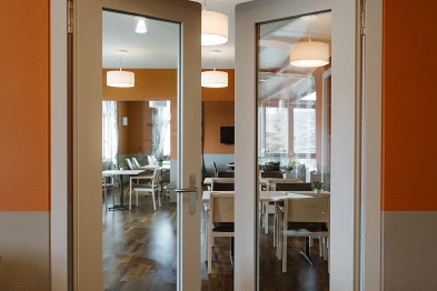 Glastüren Essbereich; Loosli+Partner AG, L2A Architekten AG, Bild: Anja Zurbrügg Photography