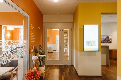 Glastüre Gang; Loosli+Partner AG, L2A Architekten AG, Bild: Anja Zurbrügg Photography