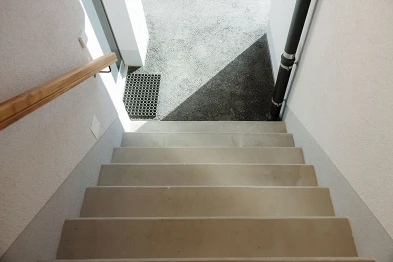 Betontreppe mit Holzgeländer; Bild: Anja Zurbrügg Photography