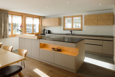 Küche toffee kombiniert mit Holz; Bild Anja Zurbrügg Photography