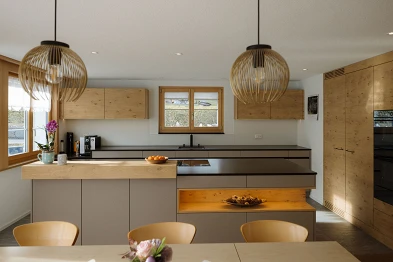 Küche toffee kombiniert mit Holz; Bild Anja Zurbrügg Photography