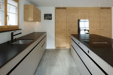 Küche toffee kombiniert mit Holz; Bild Anja Zurbrügg Photography