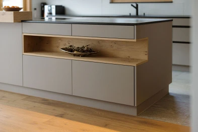 Küche toffee kombiniert mit Holz; Bild Anja Zurbrügg Photography