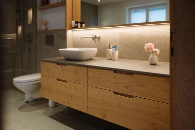 Badezimmer Waschtisch-Spiegel-Möbel; Bild Anja Zurbrügg Photography