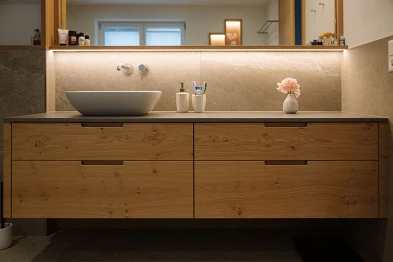 Badezimmer Waschtisch-Spiegel-Möbel; Bild Anja Zurbrügg Photography