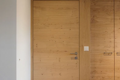 Kleiderschrank mit Zimmertüre; Bild: Anja Zurbrügg Photography