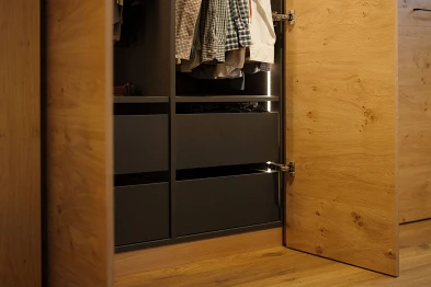 Kleiderschrank innenansicht; Bild: Anja Zurbrügg Photography