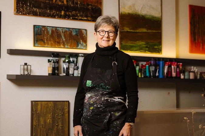 Jolanda Henzmann in Ihrer Galerie; Bild Anja Zurbrügg Photography